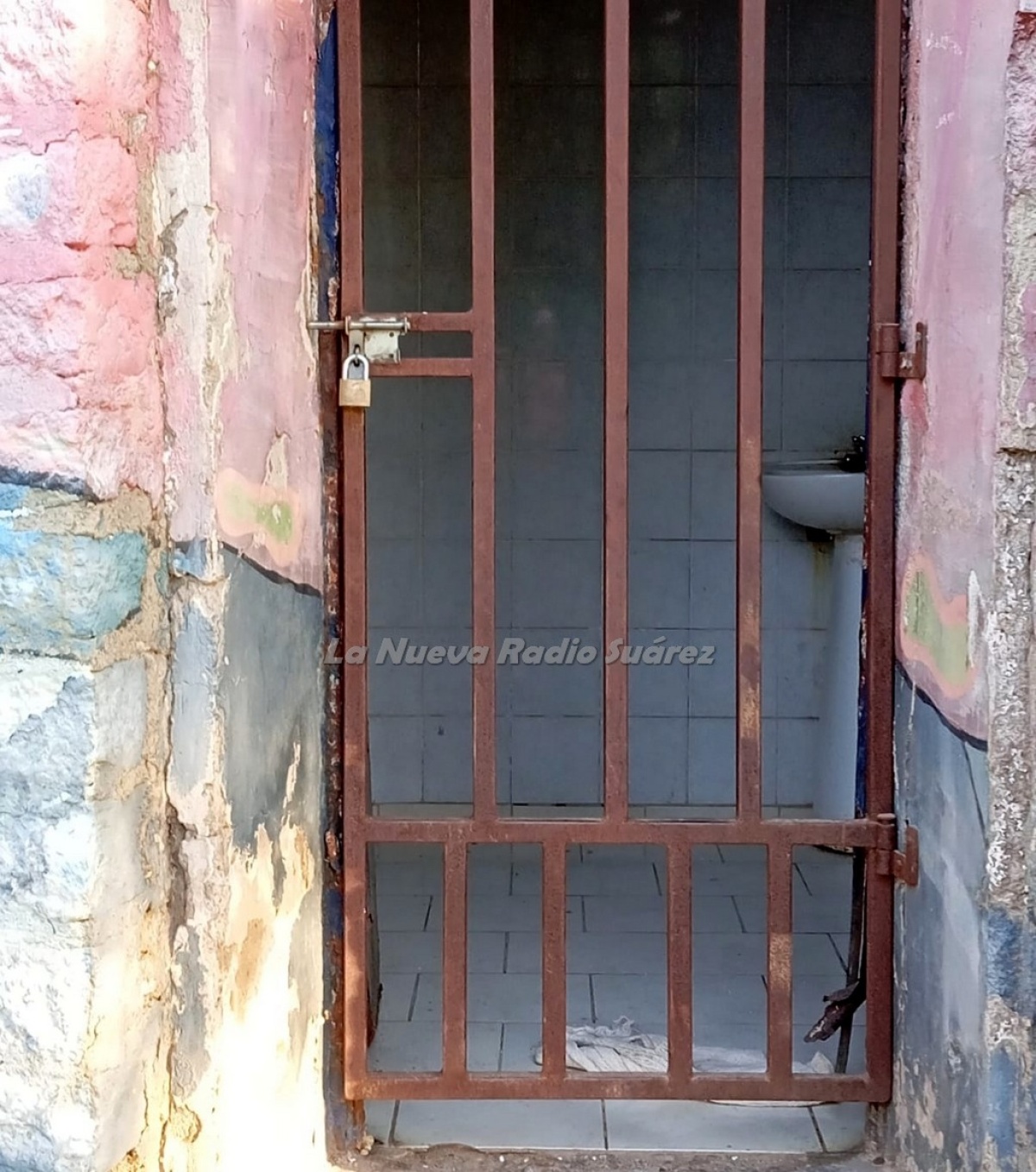 Es una pena, hay que solucionar esto los baños de la Plaza Tambor de