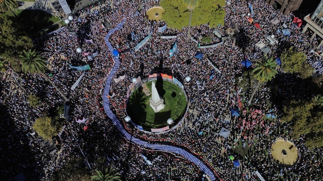 Miles de personas llenaron la Plaza de Mayo a 50 años del golpe militar ...