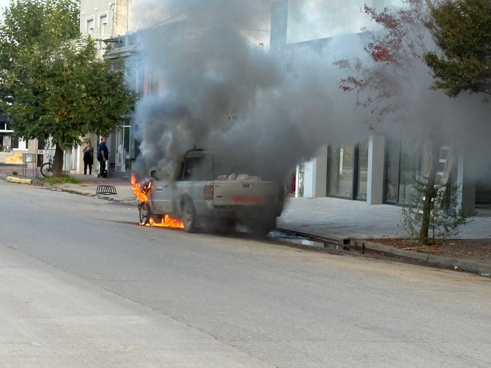 Alarma en la mañana, se incendió una camioneta de la Municipalidad