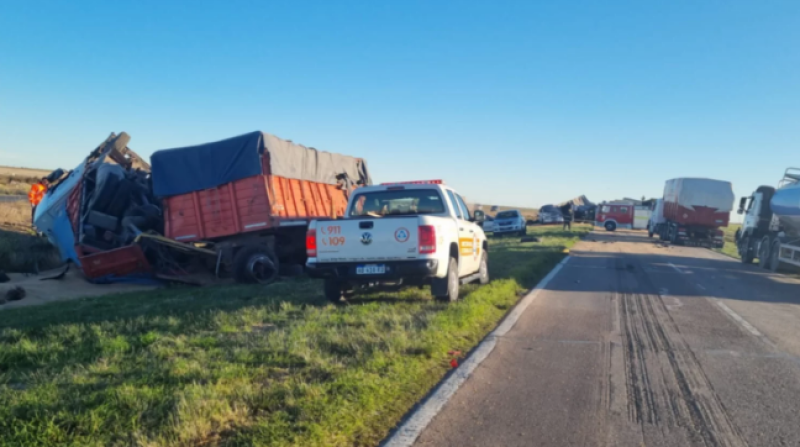 Un muerto por un choque entre cuatro camiones en la ruta 33